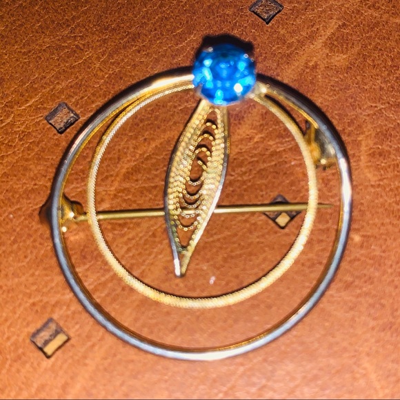 Vintage Goldtone & Blue Stone Brooch - Picture 3 of 6